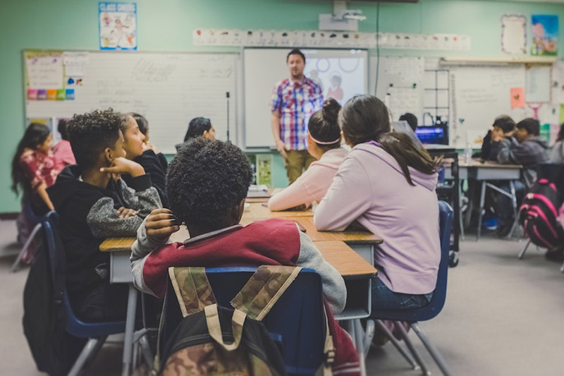 Educational broadcasting with live interaction